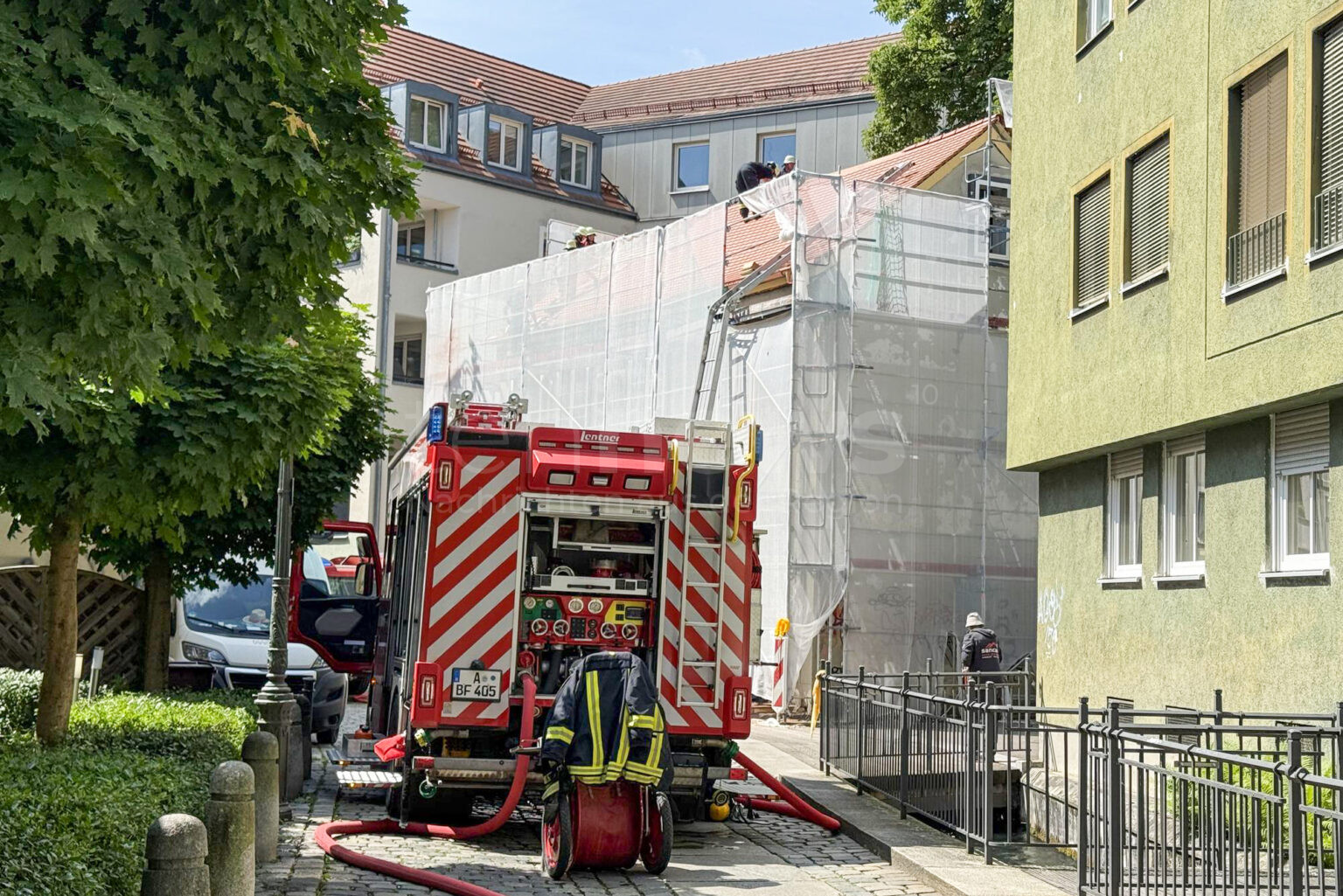 AUGSBURG – 🔥 Ein Dachstuhlbrand hat am Mittwoch (11.06.2025) für einen Feuerwehreinsatz gesorgt. Haus wegen Renovierung unbewohnt, keine Verletzten. 🚒