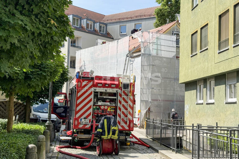 AUGSBURG – 🔥 Ein Dachstuhlbrand hat am Mittwoch (11.06.2025) für einen Feuerwehreinsatz gesorgt. Haus wegen Renovierung unbewohnt, keine Verletzten. 🚒