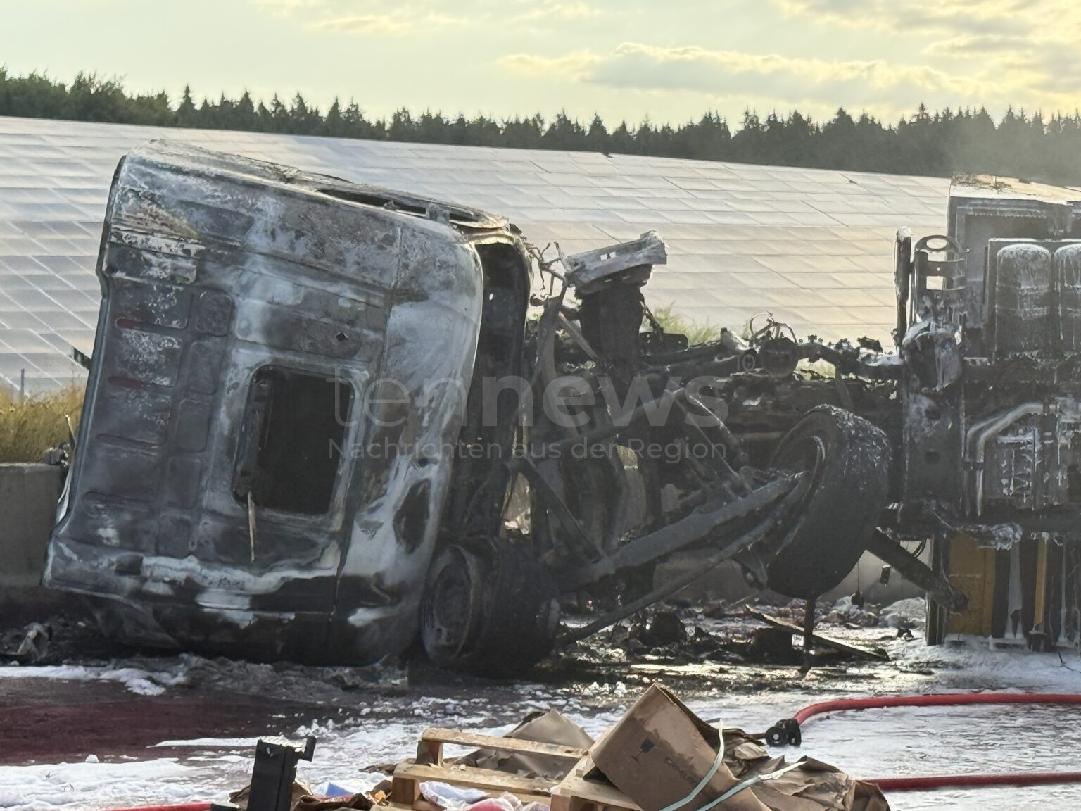 A8 BEI FRIEDBERG - 🔥 Tragischer Brand auf A8 am Dienstag (24.06.2025)! Lastwagen-Fahrer stirbt in den Flammen - Feuerwehr kämpft vergeblich! 🚛
