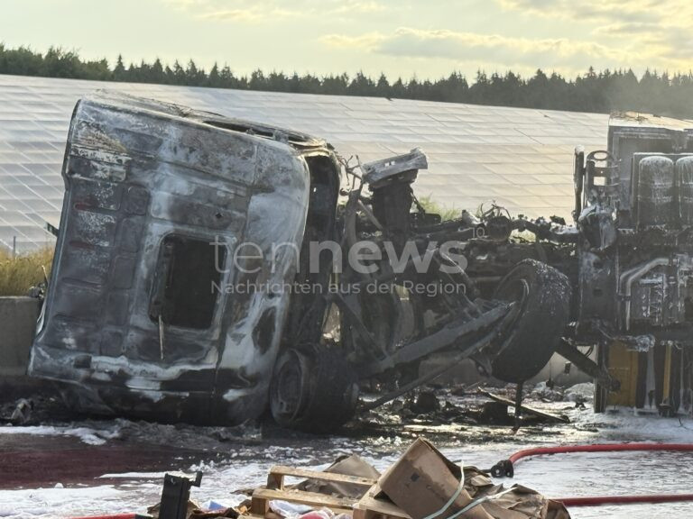 A8 BEI FRIEDBERG - 🔥 Tragischer Brand auf A8 am Dienstag (24.06.2025)! Lastwagen-Fahrer stirbt in den Flammen - Feuerwehr kämpft vergeblich! 🚛