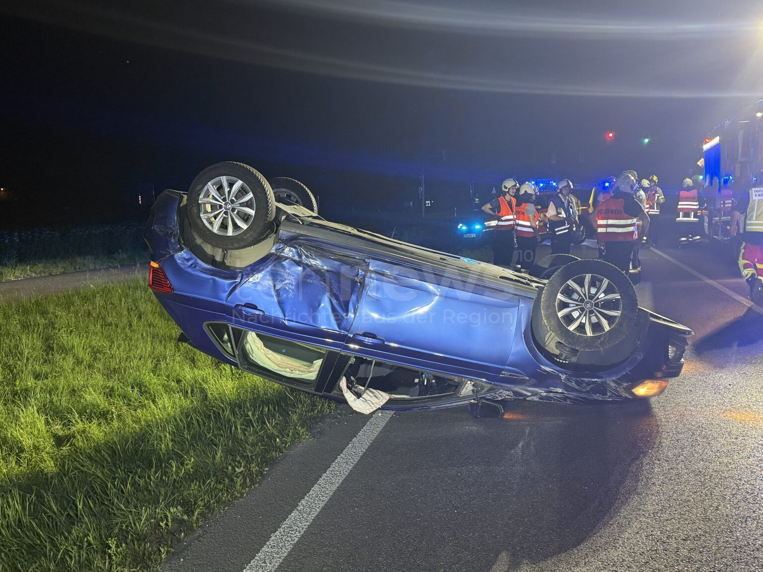 NEUBURG AN DER DONAU – 🚨 Bei einem Verkehrsunfall auf der B16 (29.06.2025) überschlug sich ein Auto. Eine Frau wurde verletzt ins Krankenhaus gebracht.