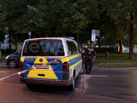 MÜNCHEN - 🔪 Messer-Attacke am Samstagabend (08.06.2025)! Frau (30) sticht auf Passanten ein - Polizei erschießt Angreiferin! 👮‍♀️