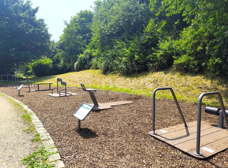 DONAUWÖRTH – 💪 Der neue Outdoor Campus im Stauferpark läd kostenlos zum Training im Freien ein – mit Geräten für jedes Level! 🌳
