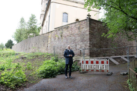 BAD KISSINGEN - 🧱 Nach 12 Jahren wird endlich saniert! Stützmauer am Kapellenfriedhof kostet 300.000 Euro - Bauzeit bis November! 🏗️