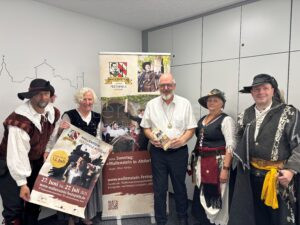 ZIRNDORF - ⚔ Wallenstein kehrt zurück! Kostümierte Delegation wirbt in Zirndorf für Festspiele - Vom 27. Juni bis 27. Juli 2025 in Altdorf! 🎭