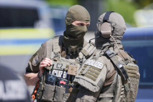 ALBERTSHOFEN - ⚠️ Frau (41) bedroht Familie mit Beil – SEK-Einsatz in der Nacht zum Dienstag (24.06.2025), Einweisung ins Bezirkskrankenhaus! 🧠