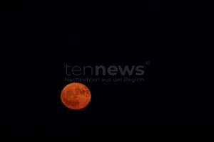 NENNSLINGEN - 🌕 Seltener Erdbeermond am Mittwochabend (11.06.2025)! Hobbyfotograf dokumentiert Phänomen - nächstes Mal erst 2043! 📸