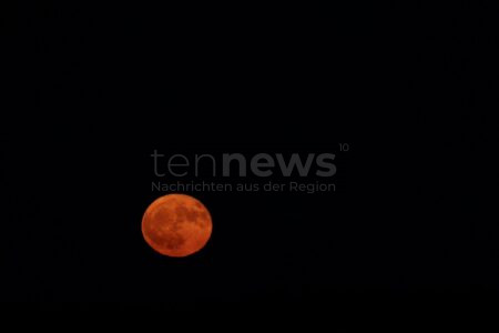 NENNSLINGEN - 🌕 Seltener Erdbeermond am Mittwochabend (11.06.2025)! Hobbyfotograf dokumentiert Phänomen - nächstes Mal erst 2043! 📸