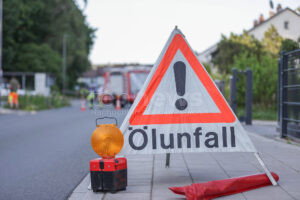 SESSLACH - 🏍️ Schwerer Motorradunfall am Freitag (08.08.2025) durch Ölspur! Fahrer landet im Graben und muss ins Krankenhaus! 🚑