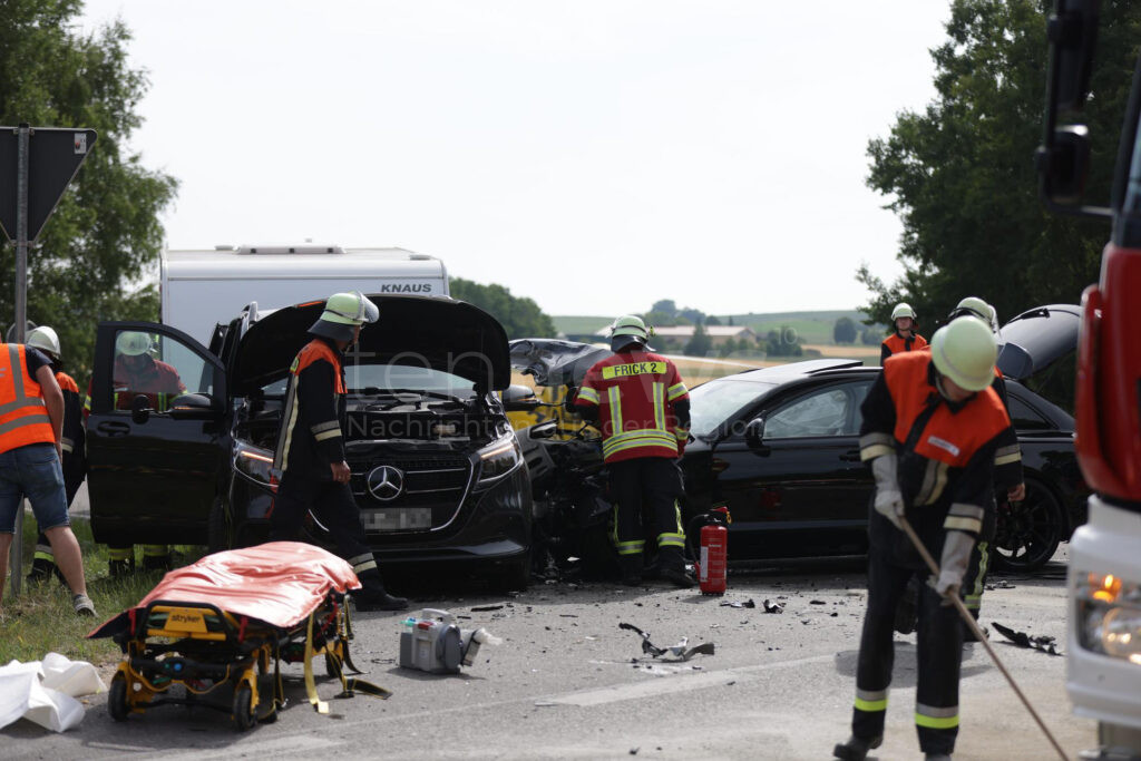 FRICKENFELDEN – 🚨 Schwerer Verkehrsunfall durch Unaufmerksamkeit am Mittwoch (18.06.2025): Frau in Lebensgefahr, fünf weitere Menschen verletzt. 💥