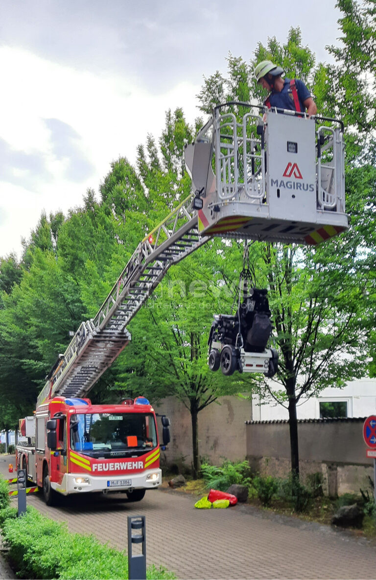 MÜNCHEN – 🧑‍🚒 Feuerwehr hebt 180-kg-Rollstuhl am 27.06.2025 per Drehleiter aus Ärztehaus – Patientin saß nach Aufzugsausfall stundenlang fest. ♿