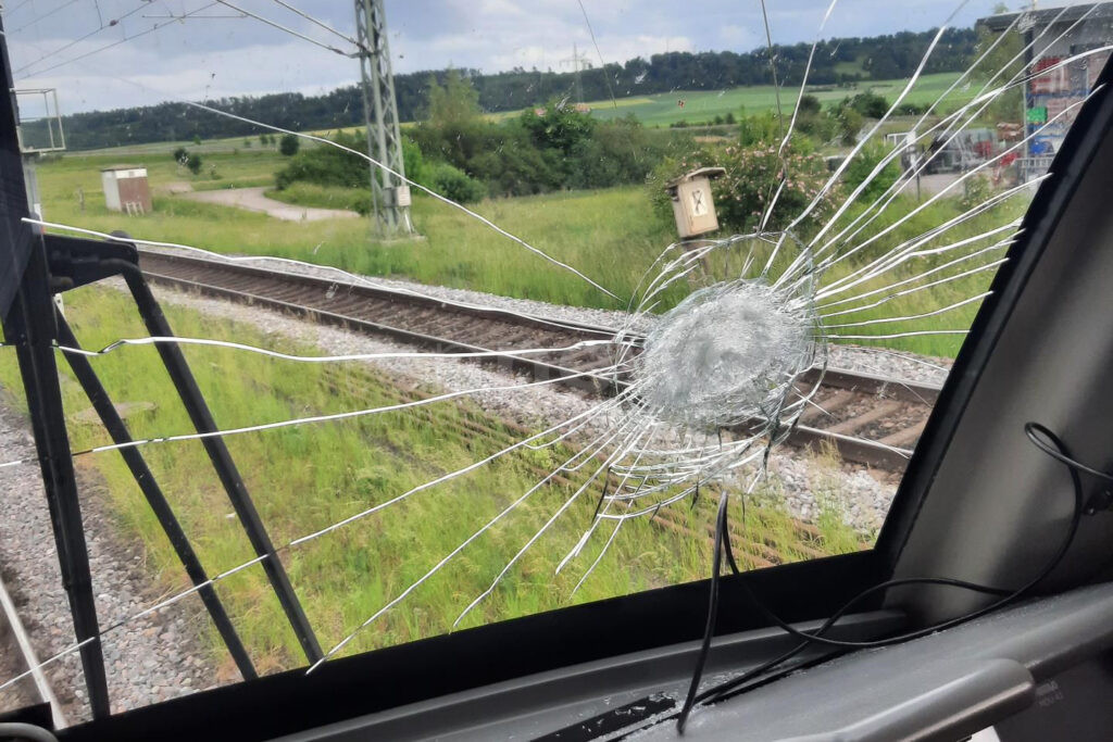 OBERDACHSTETTEN – 🚨 Angriff auf Güterzug bei voller Fahrt am Dienstag (03.06.2025): Lokführer verletzt, Mordkommission bittet um Hinweise. 🚆