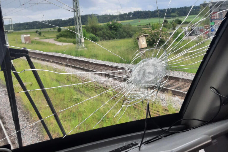 OBERDACHSTETTEN – 🚨 Angriff auf Güterzug bei voller Fahrt am Dienstag (03.06.2025): Lokführer verletzt, Mordkommission bittet um Hinweise. 🚆