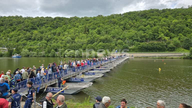 HASSMERSHEIM - 🌉 300 THW-Kräfte bauen spektakuläre Pontonbrücke! 120 Meter lange schwimmende Brücke trägt 78 Tonnen - Jubiläumsübung! 🚧