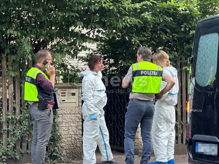 KRAILLING – 🕯 Eine Frau (29) wurde am (14.06.2025) tot in ihrer Wohnung aufgefunden. Die Kripo vermutet ein Tötungsdelikt – der Ehemann ist tatverdächtig. 🚔