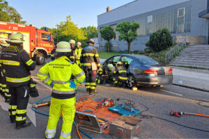 MÜNCHEN - 🚑 Nach einem Unfall am Freitag (13.06.2025) musste eine Frau mit hydraulischem Gerät aus ihrem VW befreit werden. Zwei Personen wurden verletzt.🚔