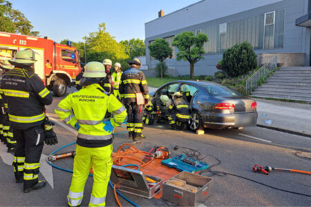 MÜNCHEN - 🚑 Nach einem Unfall am Freitag (13.06.2025) musste eine Frau mit hydraulischem Gerät aus ihrem VW befreit werden. Zwei Personen wurden verletzt.🚔