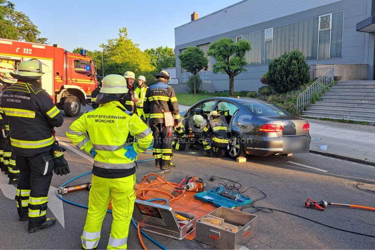 MÜNCHEN - 🚑 Nach einem Unfall am Freitag (13.06.2025) musste eine Frau mit hydraulischem Gerät aus ihrem VW befreit werden. Zwei Personen wurden verletzt.🚔