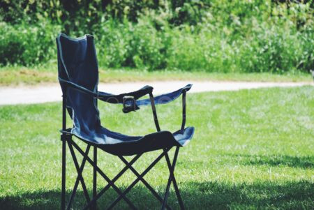 SCHWANDORF - 🪑 Brutale Körperverletzung am Samstag (21.06.2025)! Betrunkener (32) schlug mit Gartenstuhl auf Bekannten ein - 1,92 Promille! 🍺