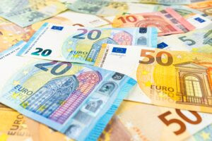 BERLIN - 💰 Neuer Mindestlohn-Beschluss schockt Zeitarbeitsbranche. GVP warnt vor dramatischen Folgen der geplanten Erhöhung auf 14,60 Euro bis 2027! 📈