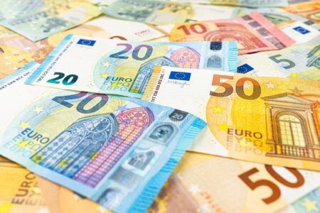 BERLIN - 💰 Neuer Mindestlohn-Beschluss schockt Zeitarbeitsbranche. GVP warnt vor dramatischen Folgen der geplanten Erhöhung auf 14,60 Euro bis 2027! 📈