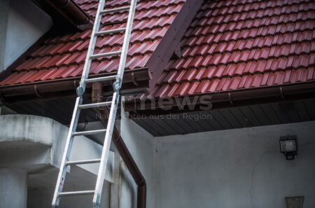 TEUSCHNITZ – 🧗‍♂️ Einbrecher nutzen am Samstag (15.06.2025) eine Leiter, um durchs Fenster in ein Haus zu steigen. Fall erst jetzt (20.06.2025) bekannt. 🕵️