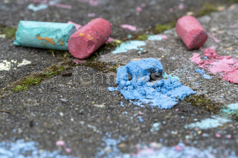 ESCHENBACH IN DER OBERPFALZ – 🚨 Hakenkreuz am Dienstag (11.06.2025) auf Radweg entdeckt – Polizei ermittelt wegen verfassungswidriger Symbole 🕵‍♂