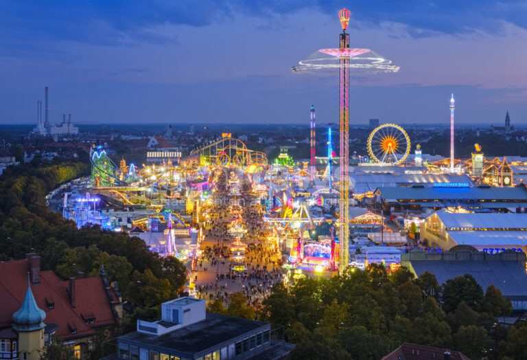 MÜNCHEN – 🎶 Für gute Oktoberfest-Stimmung: Acht Wiesn-Songs stehen ab Donnerstag (12.06.2025) beim neuen Publikums-Voting zur Wahl. 🍺