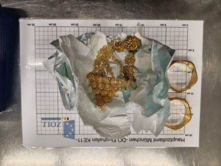 MÜNCHEN - ✈️ Goldschmuggel am Flughafen München! 25-Jährige versteckt Schmuck in Babywindeln - Zoll entdeckt alles! 👶