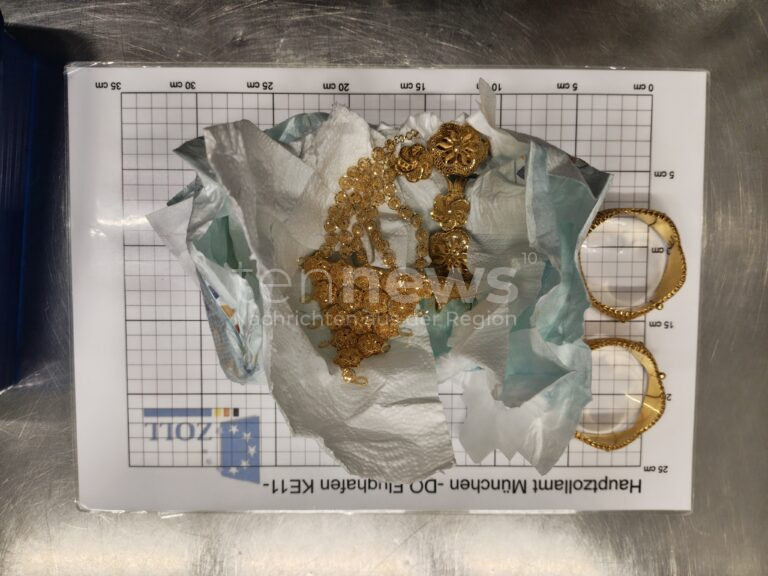 MÜNCHEN - ✈ Goldschmuggel am Flughafen München! 25-Jährige versteckt Schmuck in Babywindeln - Zoll entdeckt alles! 👶
