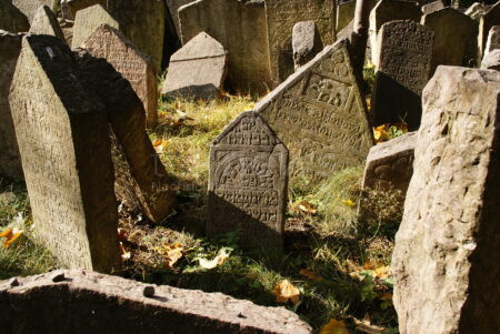 ROTHENBURG OB DER TAUBER - 🕍 Grabschändung auf jüdischem Friedhof entdeckt – Polizei bittet um Hinweise zu Tatzeitraum und Tätern (Ende Mai 2025) ⚠️