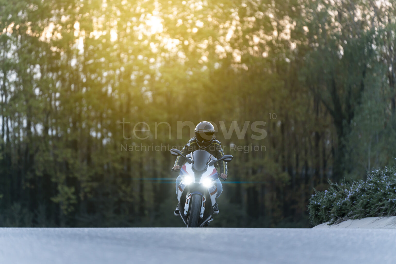 KOCHEL AM SEE – 🚨 Ein Motorradfahrer überholte am Donnerstag (13.06.2025) trotz Überholverbot am Kesselberg – Polizei stoppte den Raser. 🏍️