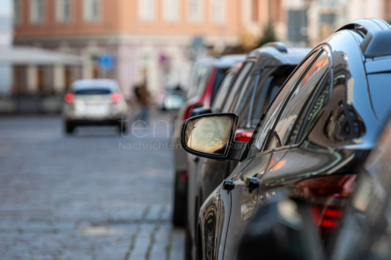 INGOLSTADT – 🚸 Ein Zweijähriger läuft am Sonntag (15.06.2025) plötzlich auf die Straße. Eine Autofahrerin fuhr ihm über den Fuß – Kleinkind leicht verletzt. 🏥