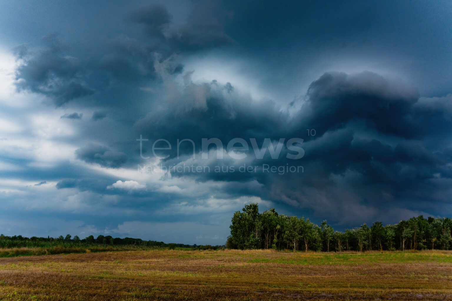NEUBURG AN DER DONAU – 🌧️ Bei einem Unwetter am Montag (23.06.2025) krachte ein Autofahrer auf der ND 8 in einen Telefonmast – er blieb unverletzt 🚗