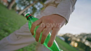 NEUSTADT AN DER DONAU – 🧍‍♂️ Körperverletzung nach Wurf von Plastikflasche am Sonntagmorgen (22.06.2025): Zwei junge Männer attackieren Autofahrer 🚓