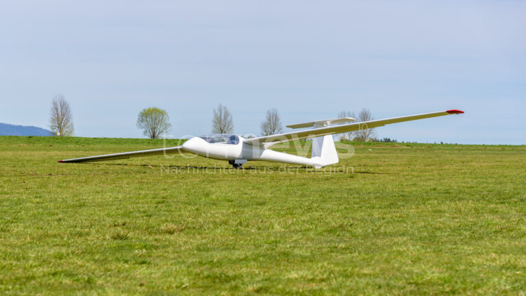 MOOSBURG AN DER ISAR - 🛬 Notlandung am Sonntag (29.06.2025): Segelflugzeug muss auf Feld landen – Pilot (67) bleibt unverletzt, geringer Schaden! 🌾