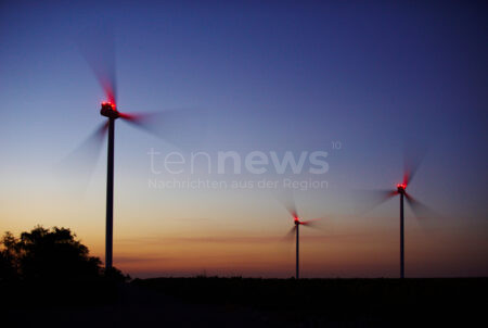MÜNCHEN – 🌬️ Seit Jahresbeginn blinken Windräder nachts nur noch bei Bedarf – Aiwanger lobt am Donnerstag (12.06.2025) die konsequente Umsetzung in Bayern. 🌙