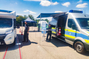 AMBERG - 🚐 Bei einer Aktion am Samstag (19.07.2025) informiert die Verkehrspolizei rund ums Thema Wohnmobile – viele Camper vom Gewicht überrascht ⚠️