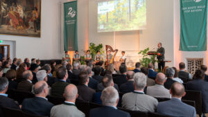 MÜNCHEN - 🌲 Staatsforsten feiern 20. Geburtstag am Montag (07.07.2025)! 800.000 Hektar Staatswald erfolgreich bewirtschaftet! 🎂