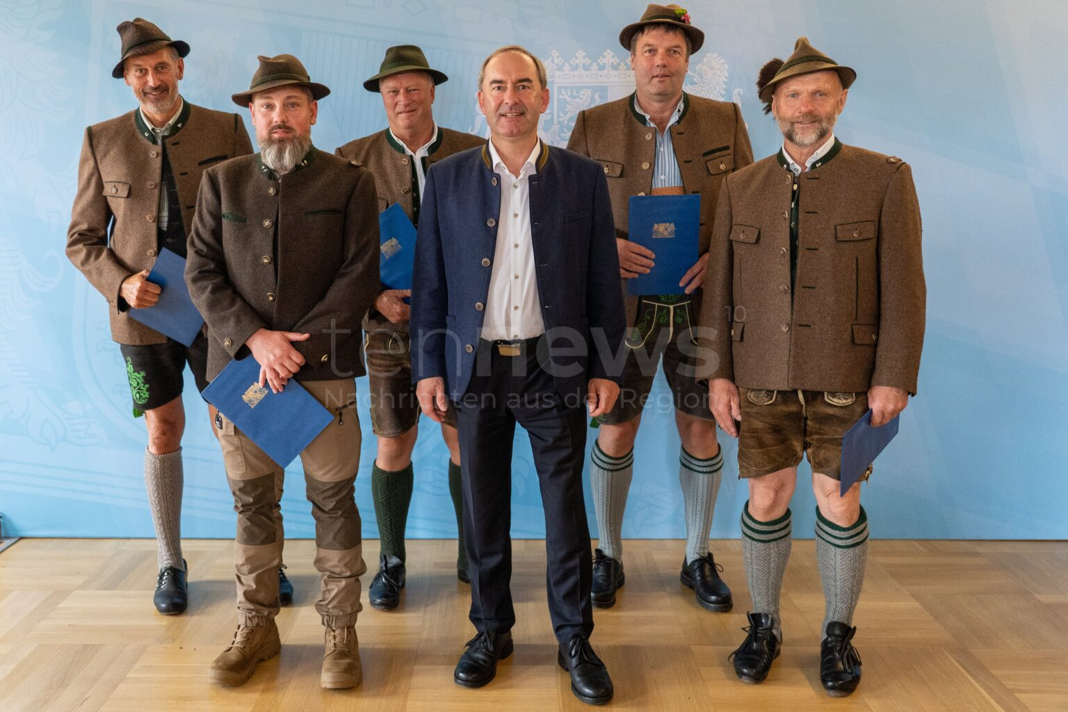 MÜNCHEN - 🦌 Aiwanger ehrt fünf neue Revieroberjäger! Jagdminister würdigt Experten als Antwort auf „selbsternannte Experten und Ideologen"! 🏆