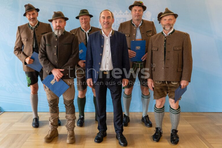 MÜNCHEN - 🦌 Aiwanger ehrt fünf neue Revieroberjäger! Jagdminister würdigt Experten als Antwort auf „selbsternannte Experten und Ideologen"! 🏆