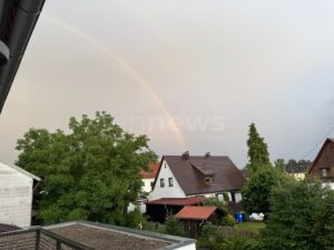 SCHROBENHAUSEN - 🌈 Gleich doppeltes Regenbogen-Glück am Abendhimmel am Freitag (25.07.2025)! Nach Regenwetter blitzen Regenbogen durch die Wolken.