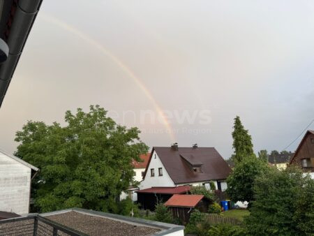 SCHROBENHAUSEN - 🌈 Gleich doppeltes Regenbogen-Glück am Abendhimmel am Freitag (25.07.2025)! Nach Regenwetter blitzen Regenbogen durch die Wolken.