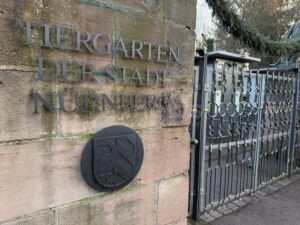 NÜRNBERG - 🐒 Tiergarten tötet 12 Paviane am Dienstag (29.07.2025)! Tierschützer stürmen Gelände - Polizei im Großeinsatz! 🚔