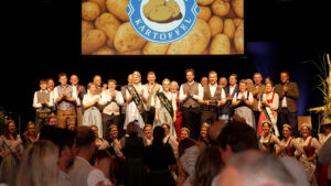 Fluggerätmechanikerin aus Seiboldsdorf zur 47. Bayerischen Kartoffelkönigin gekrönt