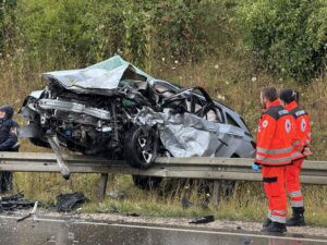 WEIßENBURG - 💥 Schwerer Unfall auf B2 am Mittwoch (16.07.2025)! Taxi schleuderte in Gegenverkehr - Frau (49) tot, Taxifahrer schwer verletzt! 🚁