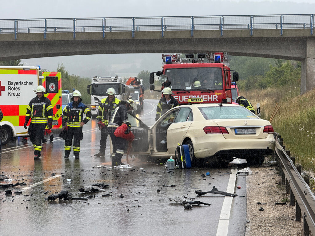 WEIßENBURG - 💥 Schwerer Unfall auf B2 am Mittwoch (16.07.2025)! Taxi schleuderte in Gegenverkehr - Frau (49) tot, Taxifahrer schwer verletzt! 🚁