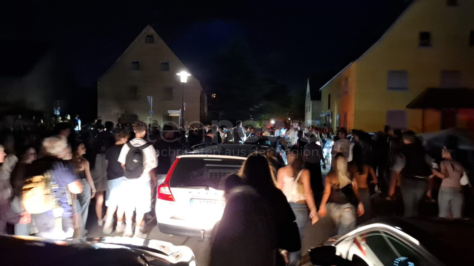 ENDERNDORF – Sonntag (20.07.2025): Cro bricht Konzert am Brombachsee wegen Unwetter ab – 10.000 Fans flüchten zu Autos. 🚨🎤