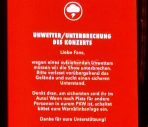 ENDERNDORF – Sonntag (20.07.2025): Cro bricht Konzert am Brombachsee wegen Unwetter ab – 10.000 Fans flüchten zu Autos. 🚨🎤