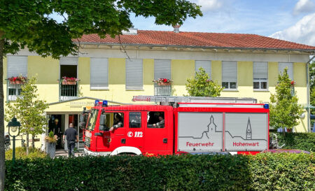 HOHENWART - 🚨 Feuerwehreinsatz am Mittwoch (23.07.2025) am Seniorenzentrum: Mehrere Feuerwehrfahrzeuge vor Ort - kein Brand oder Rauch sichtbar. 🚒
